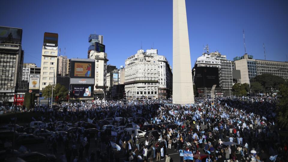 Tisíce ľudí protestovali v Argentíne proti obmedzeniam pohybu súvisiacim s koronavírusovou pandémiou. (ilustračná snímka).