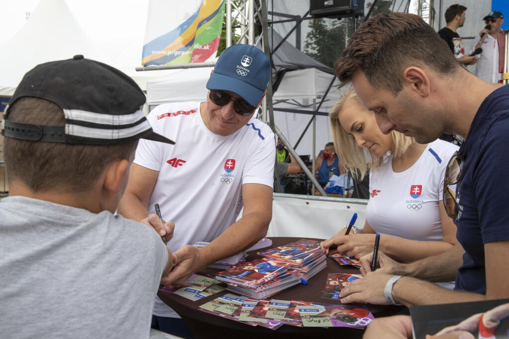 Autogramiáda slovenských olympionikov po návrate z japonského Tokia v X-Bionic Šamorín. Strelec Erik Varga a stolní tenisti Barbora Balážová s Ľubomírom Pištejom mali čo robiť, aby potešili srdcia slovenských fanúšikov.