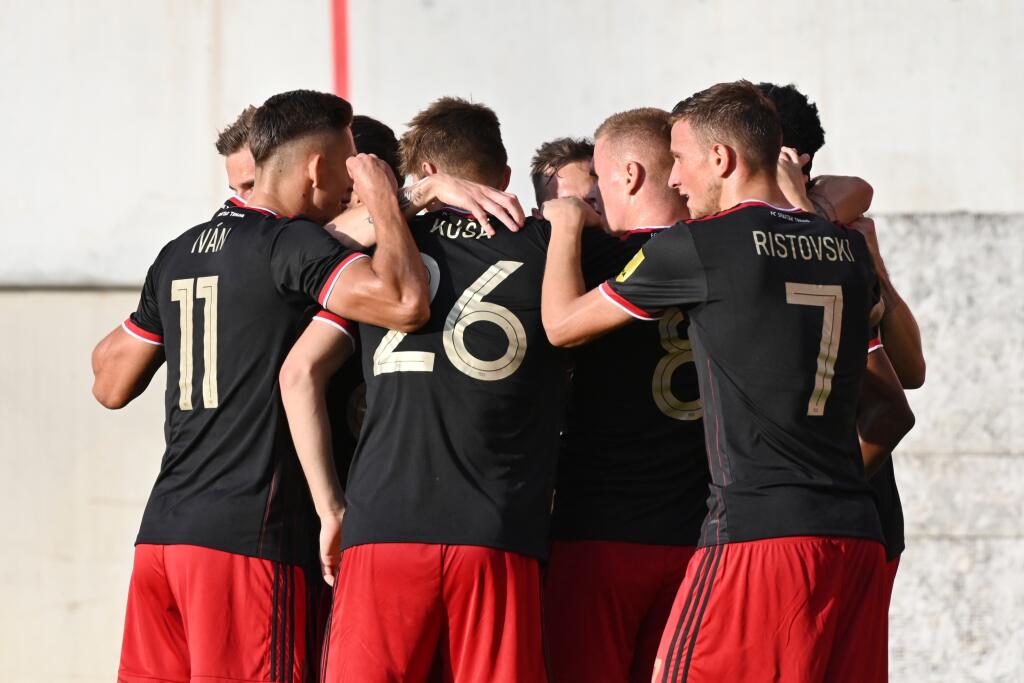 Na snímke radosť hráčov Trnavy po strelení gólu počas zápasu 3. kola Fortuna ligy medzi FC Spartak Trnava a MFK Tatran Liptovský Mikuláš v Trnave v pondelok 9. augusta 2021. FOTO TASR - Lukáš Grinaj