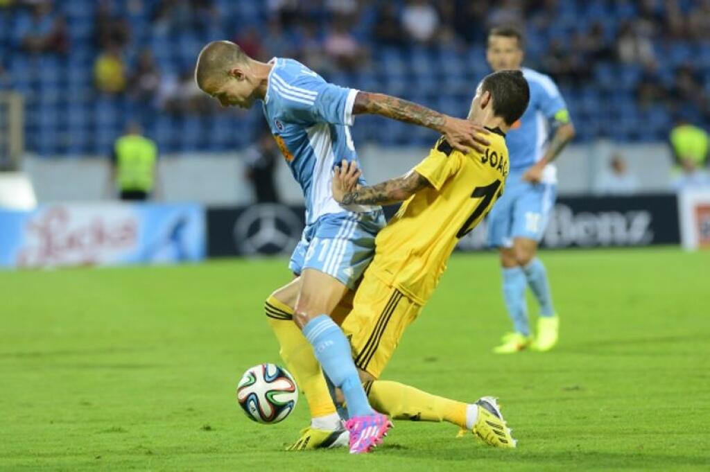 Na snímke vľavo Richard Lásik (Slovan) a vpravo Joaozinho (Tiraspoľ) v úvodnom zápase 3. predkola Ligy majstrov ŠK Slovan Bratislava - Šerif Tiraspoľ (Moldavsko) 29. júla 2014 v Bratislave. FOTO TASR - Pavel Neubauer