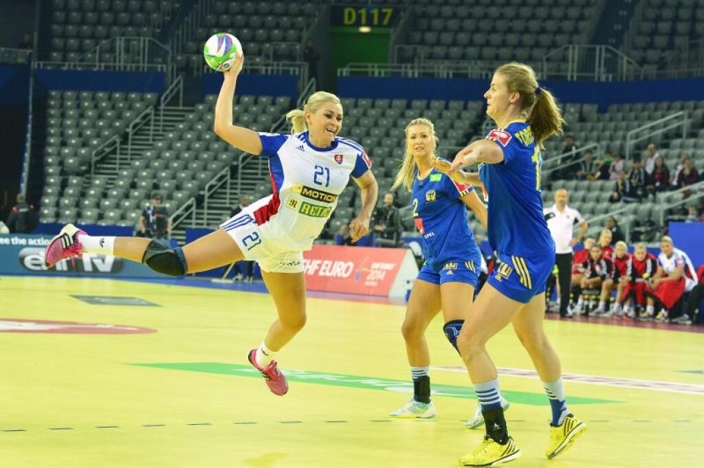 Na snímke vľavo Simona Szarková (SVK) v stretnutí Švédsko - Slovensko v druhej štvrťfinálovej skupine na ME v hádzanej žien 16. decembra 2014 v Záhrebe.