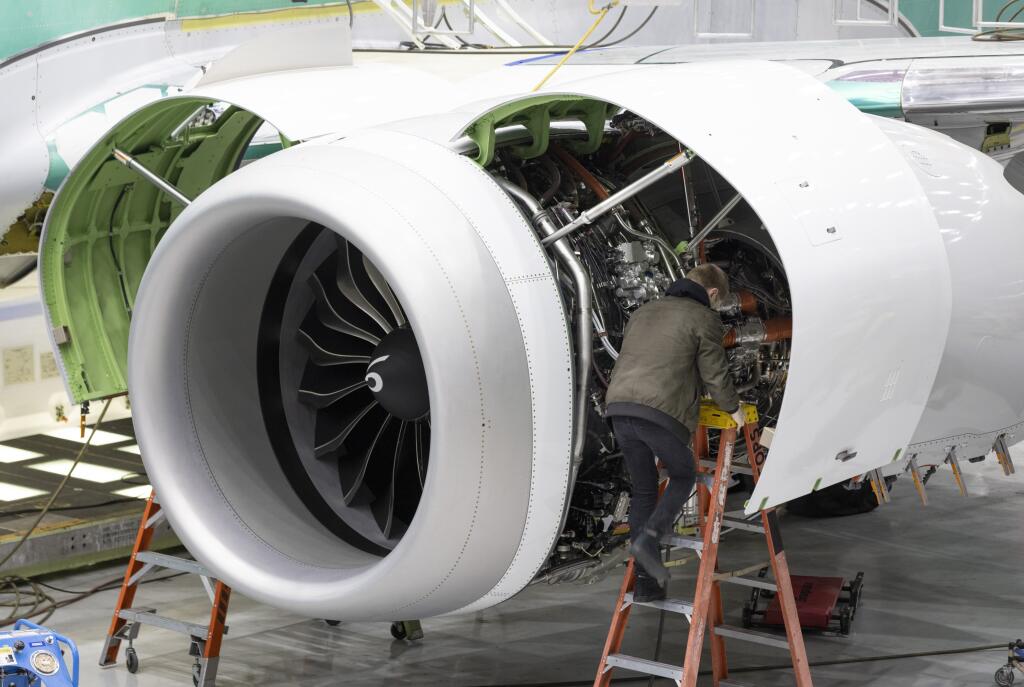 PK 32 Renton - Zamestnanec spoločnosti Boeing pracuje na motore lietadla 737 MAX na konečnej montážnej linke vo fabrike Boeingu v americkom meste Renton 15. júna 2022. FOTO TASR/AP

A Boeing employee works on the engine of a 737 MAX on the final assembly line at Boeing's Renton plant Wednesday, June 15, 2022 in Renton, Wash. (Ellen M. Banner/The Seattle Times via AP, Pool)