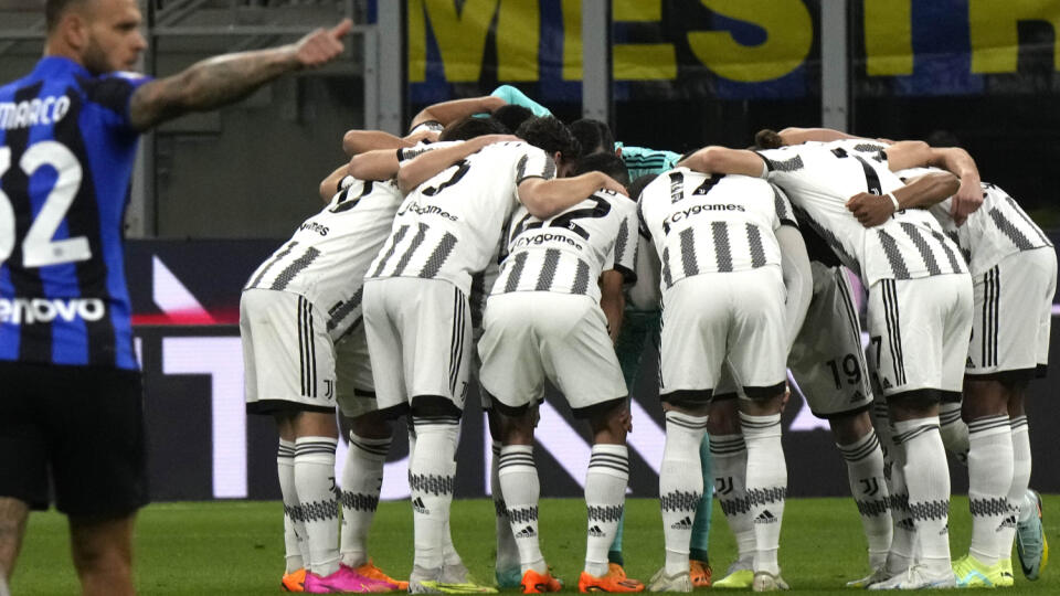 WA 38 Miláno - Futnalisti Juventusu Turín stoja v kruhu pred odvetným semifinálovým zápasom Talianskeho pohára Inter Miláno - Juventus Turín v Miláne v stredu 26. apríla 2023. FOTO TASR/AP 


Juventus' players gather prior to a Italian cup semi final second leg soccer match between Inter Milan and Juventus at the San Siro stadium in Milan, Italy, Wednesday, April 26, 2023. (AP Photo/Luca Bruno)