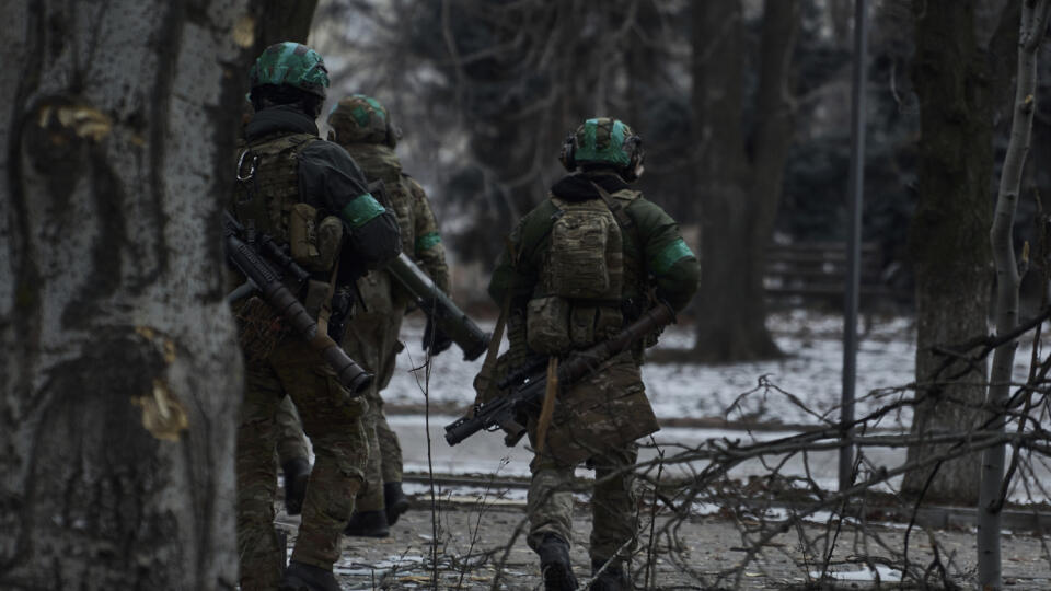 WA 15 Bachmut - Ukrajinskí vojaci hliadkujú v meste Bachmut na východe Ukrajiny vo štvrtok 12. januára 2023. FOTO TASR/AP
Ukrainian soldiers patrol, in Bakhmut, Ukraine, Thursday, Jan. 12, 2023. (AP Photo/LIBKOS)