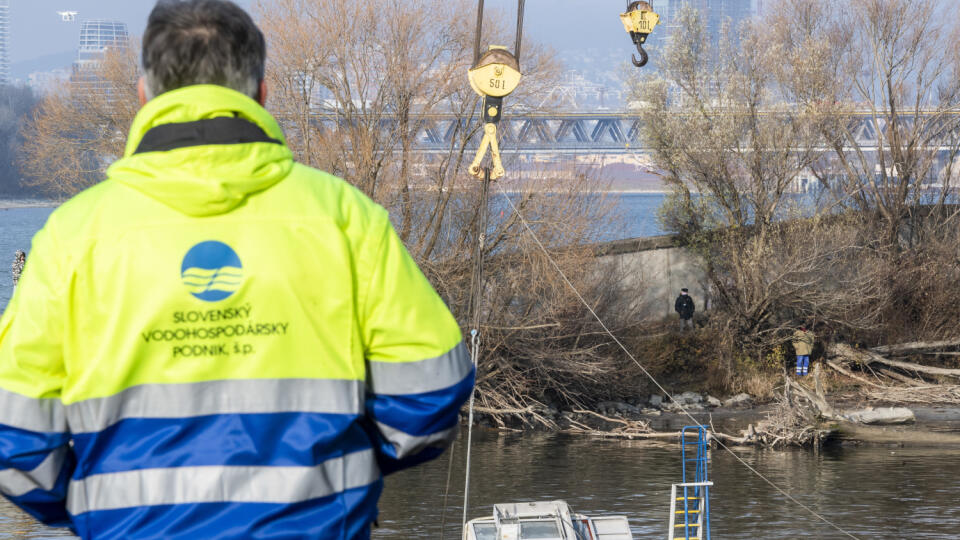 Na snímke v pozadí kabína a v popredí pracovník Slovenského vodohospodárskeho podniku
