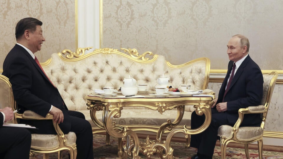 JB 87 Moskva - Ruský prezident Vladimir Putin (vpravo) a jeho čínsky náprotivok Si Ťin-pching pijú čaj počas ich stretnutia v Kremli v Moskve 8. mája 2025. Putin a Si vyhlásili, že vo štvrtok v Moskve viedli „produktívne“ a „srdečné“ rozhovory a podpísali niekoľko dohôd. Okrem iného hovorili aj o vývoji amerického systému protivzdušnej obrany podobného izraelskému systému Železná kupola (Iron Dome), ktorý označili za „hlboko destabilizujúci“. TASR o tom informuje na základe správy agentúry AFP a