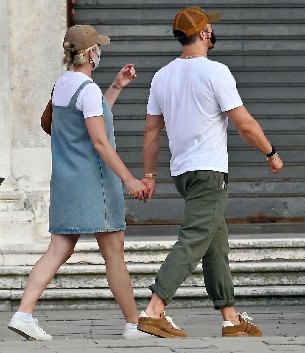 Zaľúbenci a rodičia 9-mesačnej Daisy Katy Perry (36) a Orlando Bloom (44) sa vybrali do historických Benátok a aj keď im fotografi a fanúšikovia nechceli dať pokoj, neustále si prejavovali nežnosti a užívali každý moment.