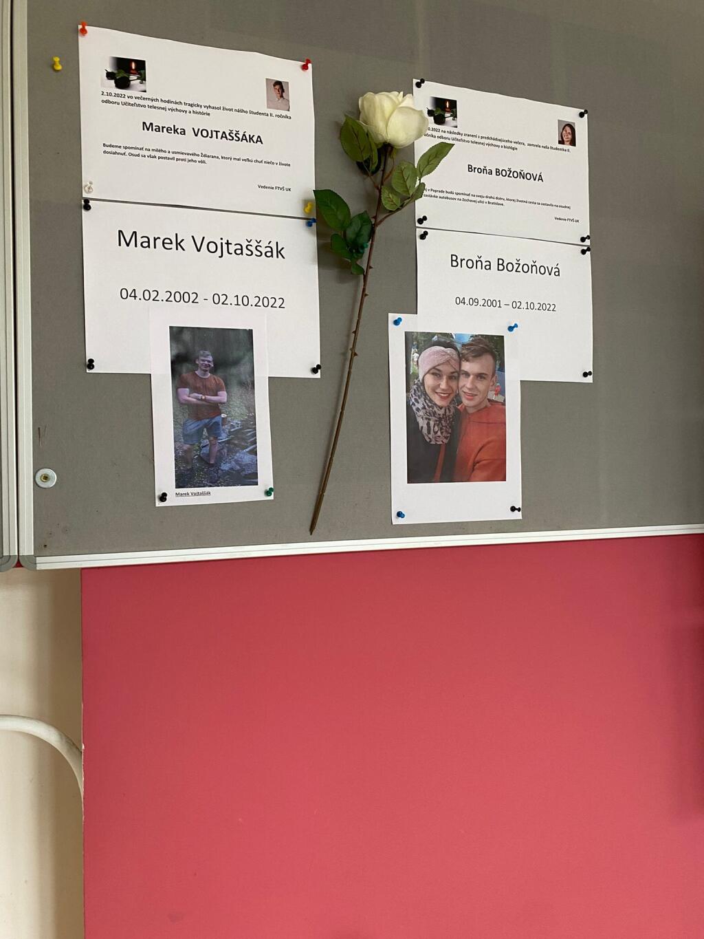 Na tabuľu vyvesili ich spomienkové fotky