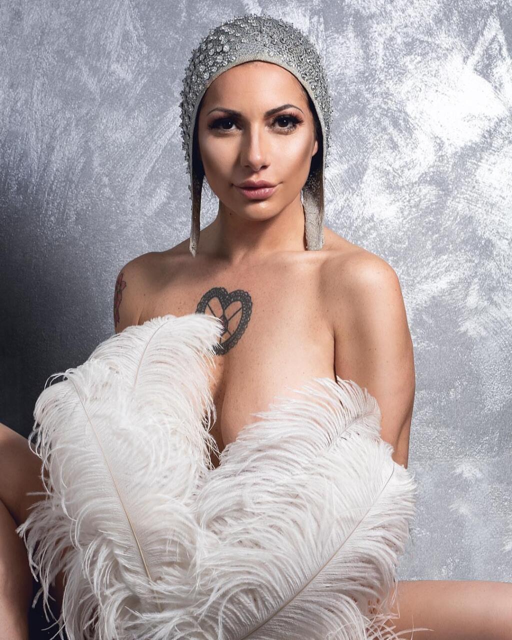 Sociálne siete talianskej pornoherečky sú zahltené jemnou erotikou.
