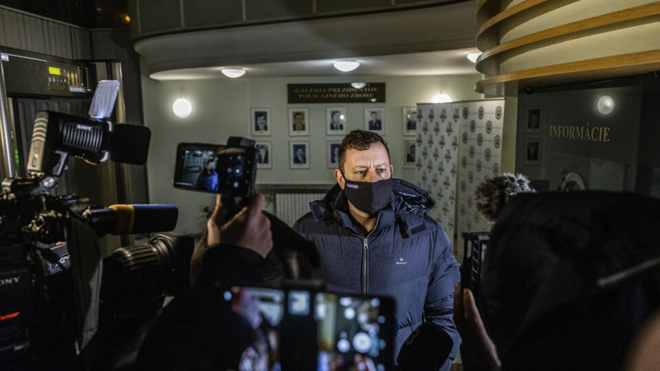 Na snímke Daniel Lipšic, obhajca obvineného námestníka riaditeľa Slovenskej informačnej služby Borisa Beňa sa dostavil do budovy Prezídia policajného zboru na výsluch bývalého prezidenta PZ SR Milana Lučanského.