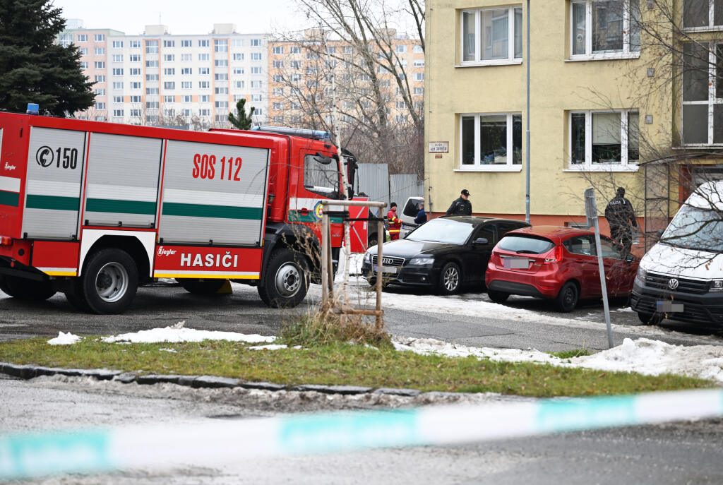 Na snímke policajti a hasičské auto počas policajnej akcie zameranej na zadržanie páchateľa podozrivého zo spáchania trestného činu terorizmu a iných trestných činov na jednej z ulíc v mestskej časti Dargovských hrdinov v Košiciach v utorok 7. januára 2025. Jednu podozrivú osobu už policajti zadržali. Potvrdila to košická krajská policajná hovorkyňa Lenka Ivanová. FOTO TASR – František Iván 