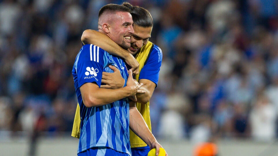 Prvý zápas 3. predkola Ligy Majstrov ŠK Slovan Bratislava - APOEL FC. Na snímke Róbert Mak, Kyriakos Savvidis. 