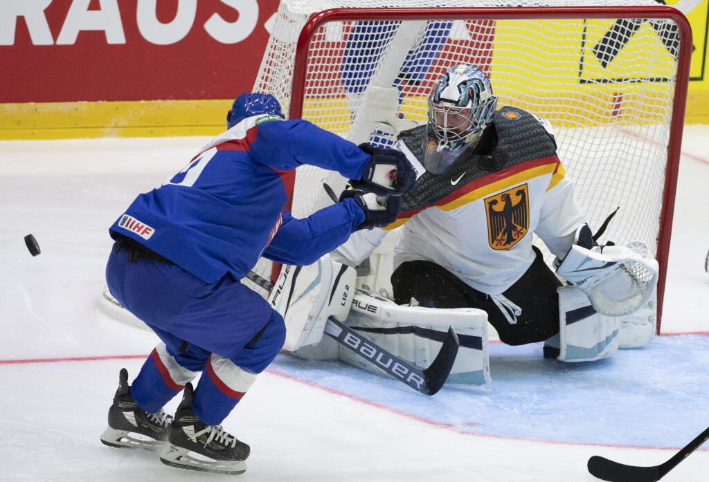 Na snímke zľava kapitán slovenskej hokejovej reprezentácie Tomáš Tatar a nemecký brankár Philipp Grubauer počas zápasu v základnej A - skupine Slovensko - Nemecko na 85. majstrovstvách sveta v ľadovom hokeji v Helsinkách v sobotu 14. mája 2022.