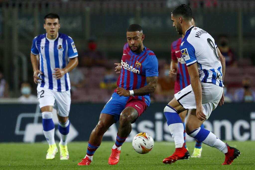 KK21 Barcelona - Futbalista Memphis Depay (uprostred) z FC Barcelony a Mikel Merino z Realu Sociedad počas zápasu 1. kola španielskej La Ligy FC Barcelona - Real Sociedad San Sebastian 15. augusta 2021 v Barcelone. FOTO TASR/AP