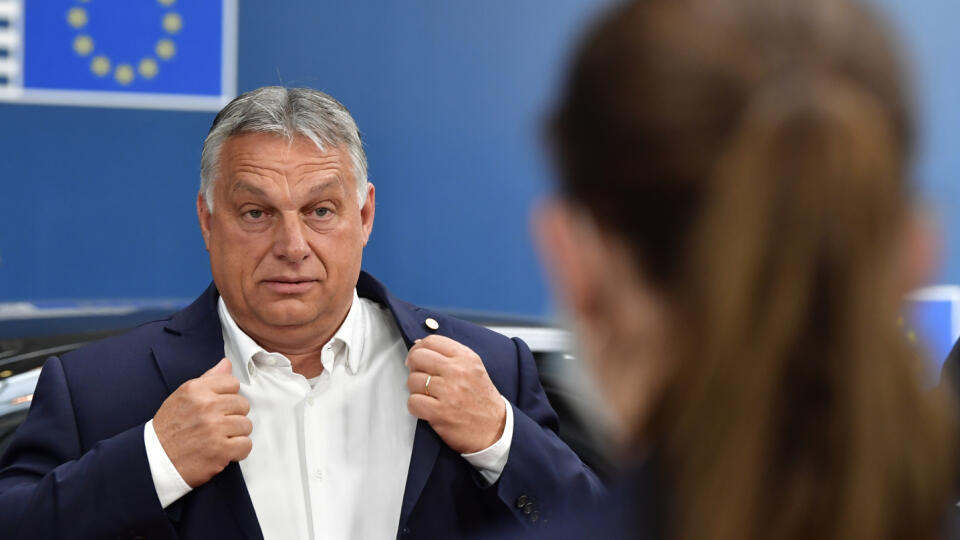 KK6 Brusel - Maďarský premiér Viktor Orbán prichádza na tretí deň summitu EÚ v Bruseli 19. júla 2020. Mimoriadny summit EÚ venovaný hľadaniu kompromisnej podoby sedemročného rozpočtu Únie na roky 2021 - 2027 a dohody o pláne hospodárskej obnovy Európy po koronakríze sa v sobotu neskoro večer skončil bez výsledku a bude pokračovať v nedeľu, tretím rokovacím dňom. FOTO TASR/AP
Hungary's Prime Minister Viktor Orban arrives for an EU summit at the European Council building in Brussels, Sunday, Jul