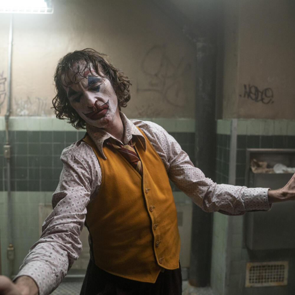 Joaquin Phoenix v scéne z filmu Joker.