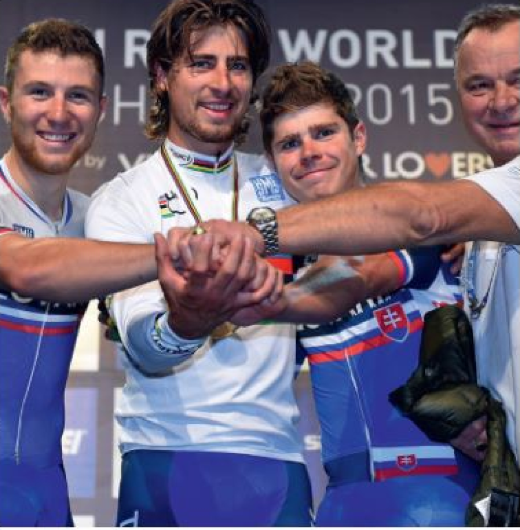 Na snímke Michal Kolár, Saganov brat Juraj a otec Ľubomír a náš cyklistický fenomén.