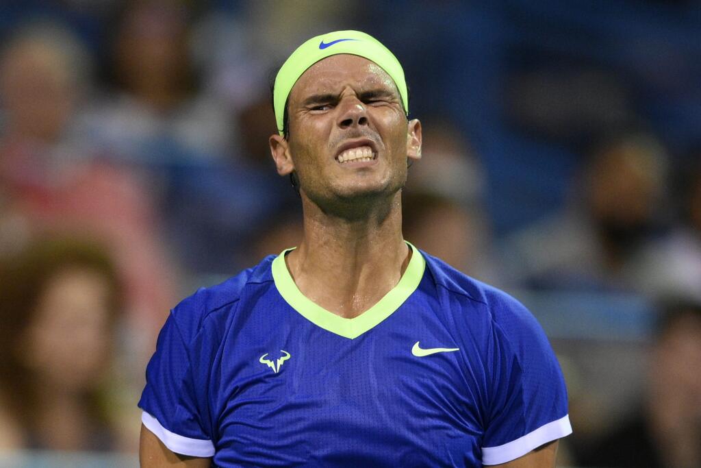 WA 35 archív Washington - Na archívnej snímke z 5. augusta 2021 španielsky tenista Rafael Nadal reaguje počas zápasu proti Lloydovi Harrisovi na turnaji ATP vo Washingtone. Nadal sa v piatok 20. augusta 2021 odhlásil z posledného grandslamového turnaja sezóny US Open a oznámil, že tento rok už nebude súťažiť. Dôvodom je zranenie nohy. FOTO TASR/AP
FILE - In this Thursday, Aug. 5, 2021 file photo, Rafael Nadal, of Spain, reacts during a match against Lloyd Harris, of South Africa, at the Citi