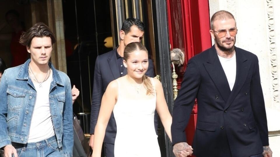 David Beckham, Cruz Beckham a Harper Beckham prichádzajú na Victoria Beckham Fashion Show.