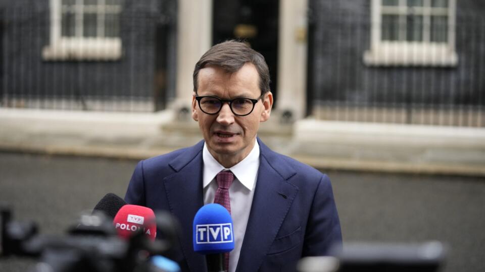 JB 36 Londýn - Poľský premiér Mateusz Morawiecki hovorí s novinármi po jeho stretnutí s britským premiérom Borisom Johnsonom na Downing Street 10 v Londýne 26. novembra 2021. Veľká Británia zdieľa záujem Poľska upevňovať transatlantickú jednotu, poľský premiér Mateusz Morawiecki vyhlásil po svojom rokovaní s britským premiérom Borisom Johnsonom v Londýne v piatok. FOTO TASR/AP
Polish Prime Minister Mateusz Morawiecki speaks to the media after his meeting with British Prime Minister Boris
