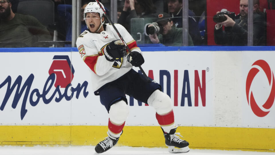 WA 13 Toronto - Hokejista Floridy Panthers Brandon Montour sa teší po strelení víťazného gólu v predĺžení zápasu zámorskej hokejovej NHL Toronto Maple Leafs - Florida Panthers v Toronte v stredu 29. marca 2023. FOTO TASR/AP
Florida Panthers defenseman Brandon Montour celebrates his overtime game winning goal against the Toronto Maple Leafs in an NHL hockey game in Toronto on Wednesday, March 29, 2023. (Nathan Denette/The Canadian Press via AP)