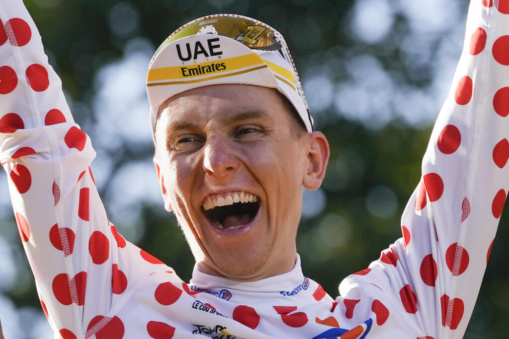Na snímke slovinský cyklista Tadej Pogačar (UAE-Team Emirates) oslavuje víťazstvo v celkovom poradí po záverečnej 21. etape pretekov Tour de France. Pogačar si na 108. ročníku vybojoval okrem žltého aj bodkovaný a biely dres.
