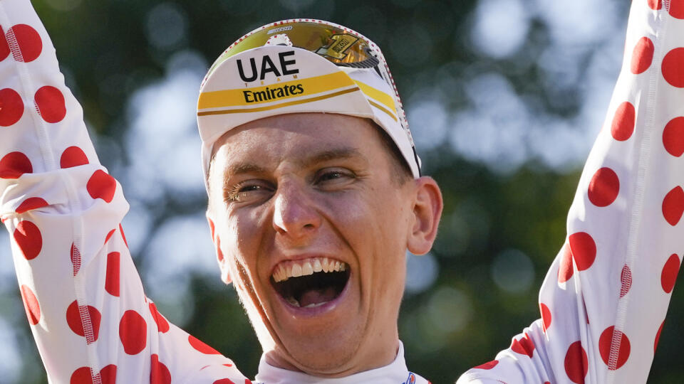 EBE 69 Paríž - Na snímke slovinský cyklista Tadej Pogačar (UAE-Team Emirates) oslavuje víťazstvo v celkovom poradí po záverečnej 21. etape pretekov Tour de France v Paríži 18. júla 2021. Pogačar si na 108. ročníku vybojoval okrem žltého aj bodkovaný a biely dres. FOTO TASR/AP


Tour de France winner Slovenia's Tadej Pogacar, who holds the yellow jersey of the overall leader, the best climber's dotted jersey and the best young rider's white jersey, celebrates on the podium after the twenty-first 