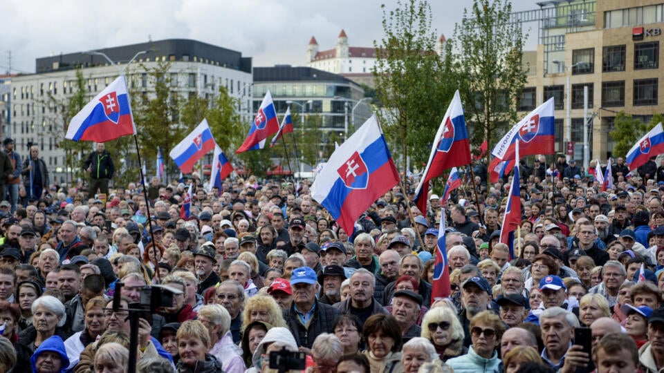 Na snímke účastníci protivládneho stretnutia občanov SR na Hodžovom námestí 20. septembra 2022 v Bratislave.