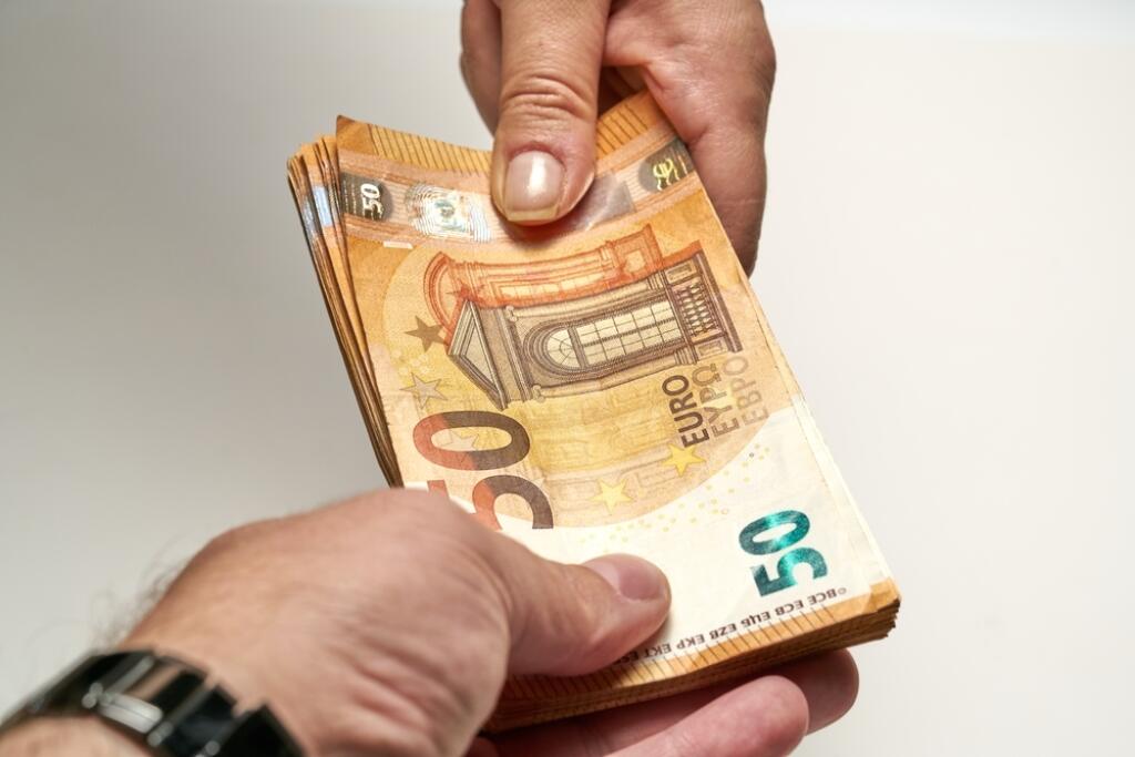Ľudia väčšinu peňazí majú za posledný rok stratových dlhopisových fondoch. Pre porovnanie zisky indexových fondov sú za posledných dvanásť mesiacov stále dvojciferné.
