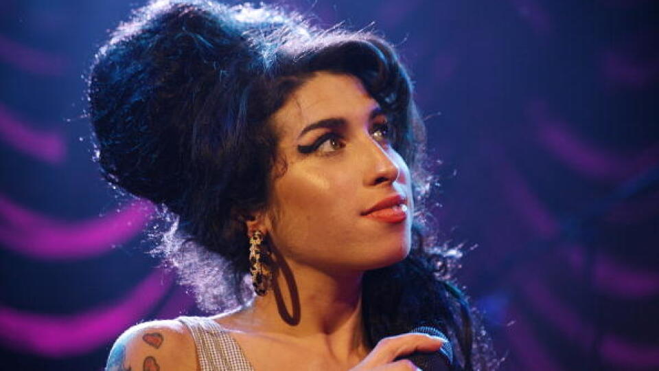 Hoc bola Amy Winehouse (†27) od mala neposedným dieťaťom, závislosti na drogách ju naučila až jej osudová láska, herecBlake Fielder-Civil. Speváčka sa niekoľko krát pokúšala zo závislosti dostať, čo sa jej aj nakoniec podarilo. Neskôr však začala holdovať alkoholu, najmä kvôli tomu, že nevedela zniesť odlúčenie od Blakea.  