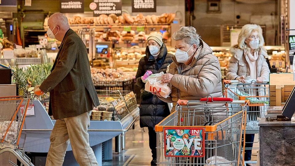 Rakúsko bude zamestnancov supermarketov očkovať prednostne. Kancelár Sebastian Kurz ich označil za hrdinov koronakrízy.