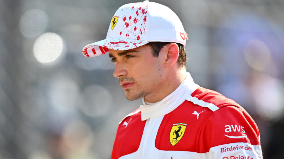 Charles Leclerc z Ferrari klesne na štartovom rošte VC Monaka o tri miesta.