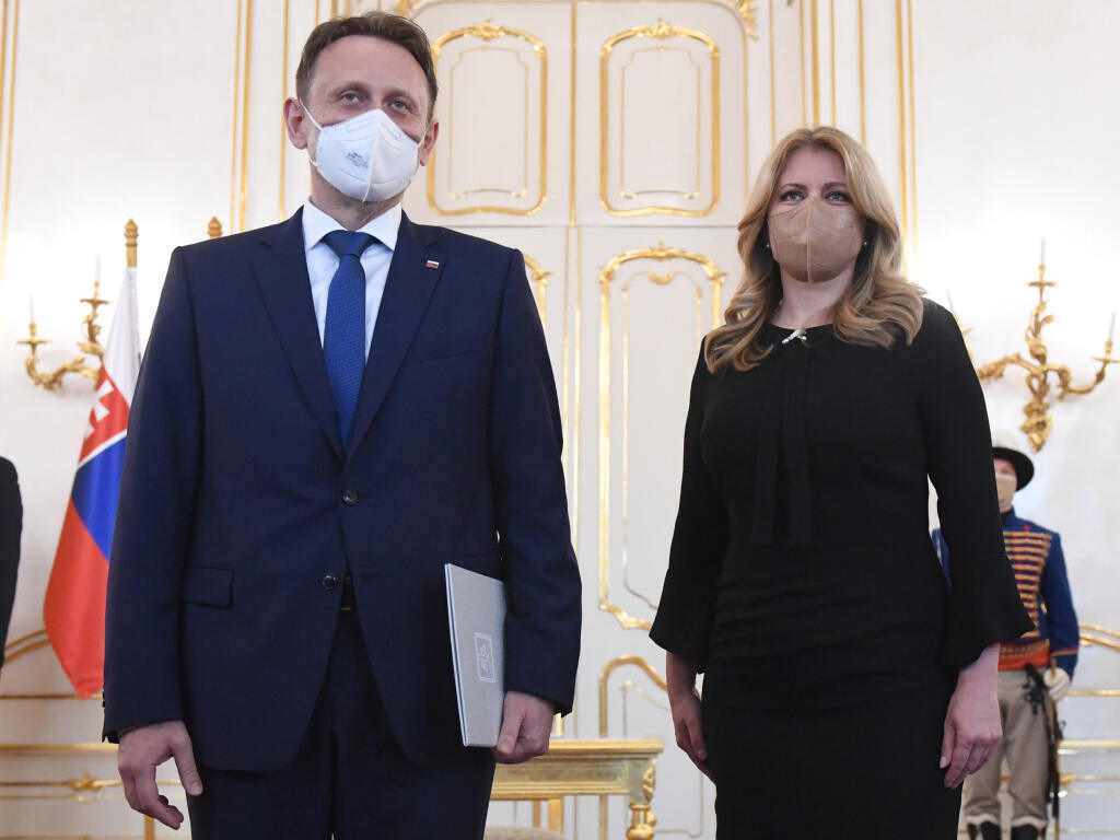 Prezidentka Zuzana Čaputová (vpravo) prijala demisiu doterajšieho ministra pôdohospodárstva a rozvoja vidieka Jána Mičovského v utorok 8. júna 2021 v Bratislave. Za jeho nástupcu vymenovala Samuela Vlčana (vľavo). FOTO TASR - Martin Baumann