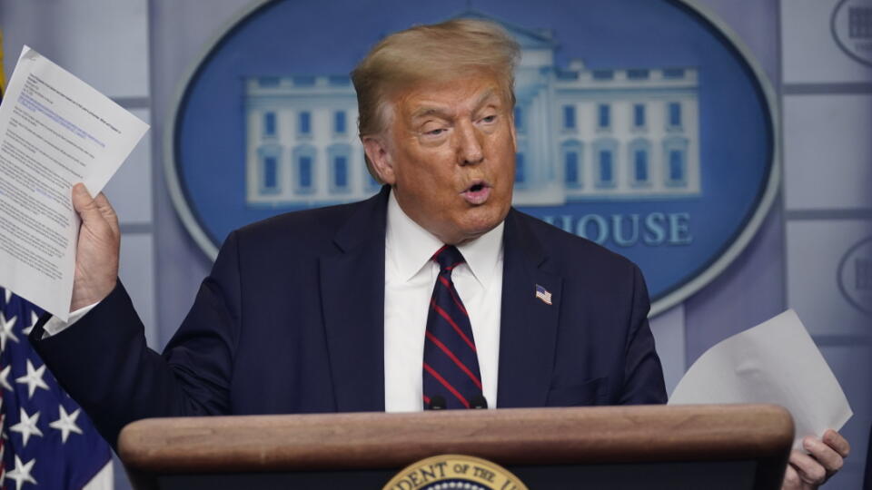 WA 9 Washington - Americký prezident Donald Trump počas tlačovej konferencie v Bielom dome vo Washingtone vo štvrtok 30. júla 2020. FOTO TASR/AP
President Donald Trump holds articles as he speaks during a news conference at the White House, Thursday, July 30, 2020, in Washington. (AP Photo/Evan Vucci)