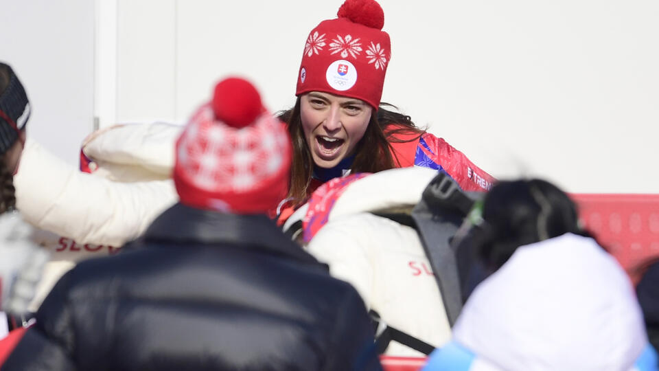 Na snímke slovenská lyžiarka Petra Vlhová uteká za bratom Borisom a raduje zo zlatej medaily po jej víťazstve v 2.kole slalomu žien v alpskom lyžovaní na ZOH 2022 v Pekingu, v stredisku Jen-čching 9. februára 2022. FOTO TASR - Martin Baumann