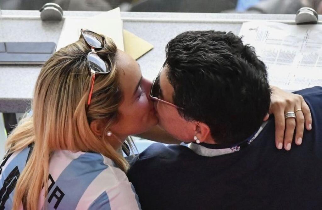 Maradona bol zamilovaný až po uši a na reči o tom, že po svojom boku má zlatokopku kašlal.