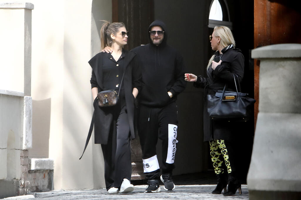Na snímke paparazzi pred zámkom v Pezinku, kde si Patrik Rytmus Vrbovský a Jasmina Alagič prišli pozrieť priestory pred svadbou.