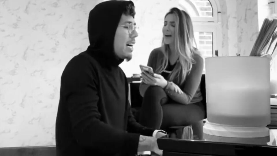 Roberto Firmino spieva a hrá na klavír