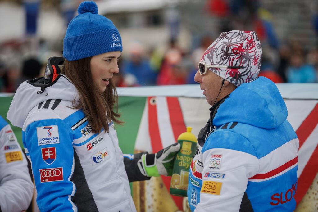 Na archívnej snímke Petra Vlhová a Livio Magoni počas pretekov Svetového pohára v alpskom lyžovaní v rakúskom Semmeringu.