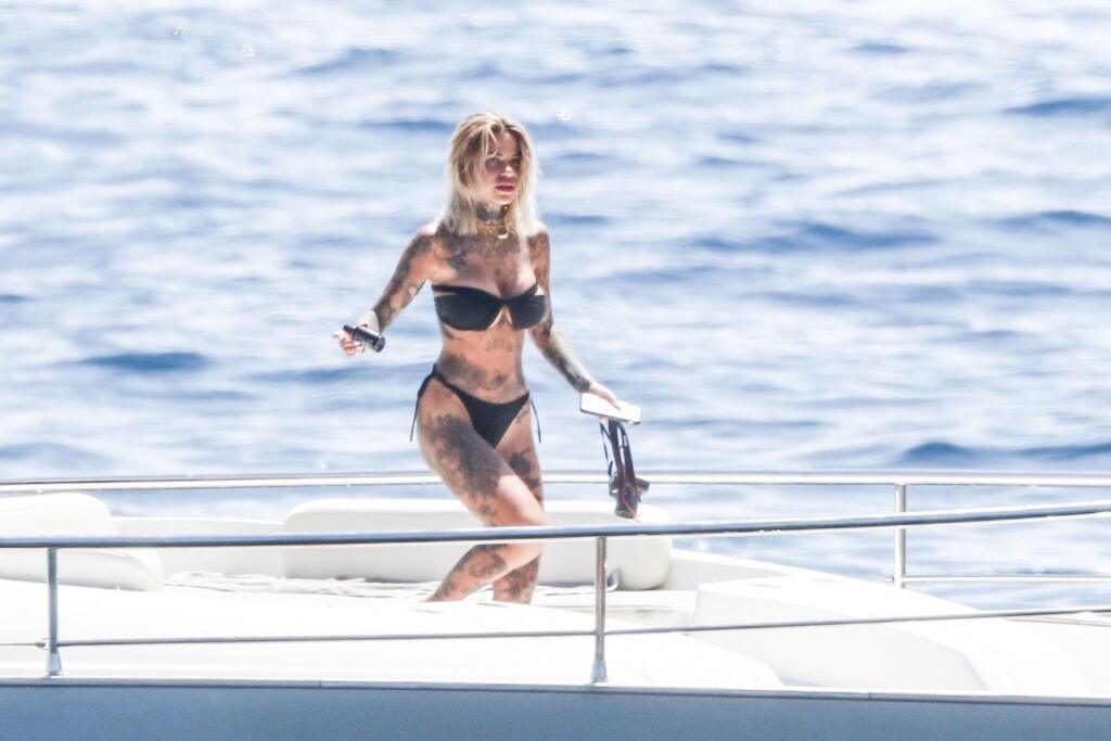 Futbalista Theo Hernandez a modelka Zoe Cristofoli si užili plavbu na jachte plnú erotiky.