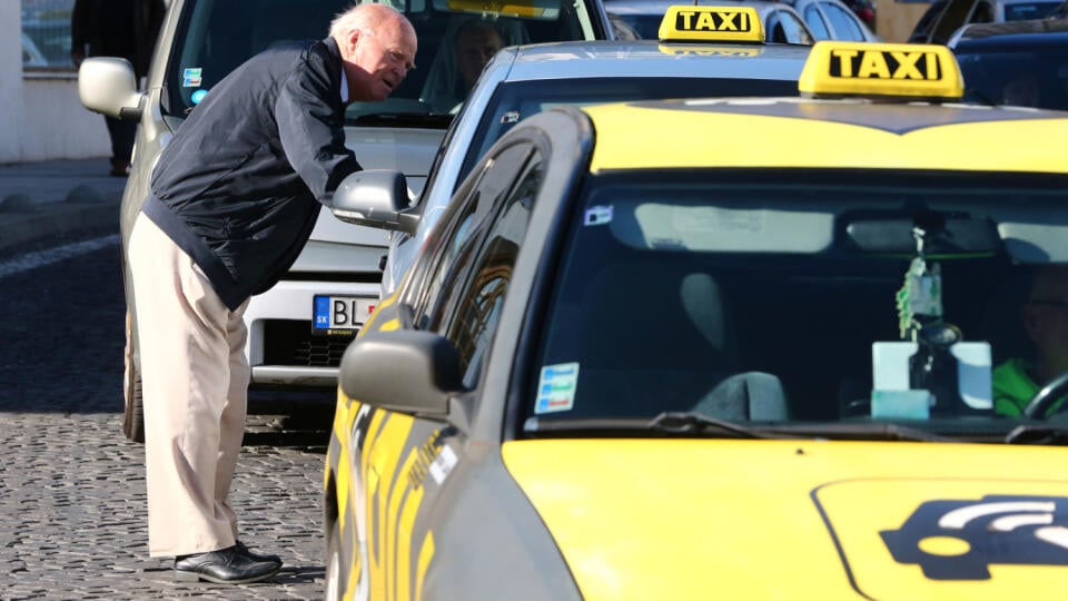 Bratislavskí taxikári sa zjednotili proti konkurencii.