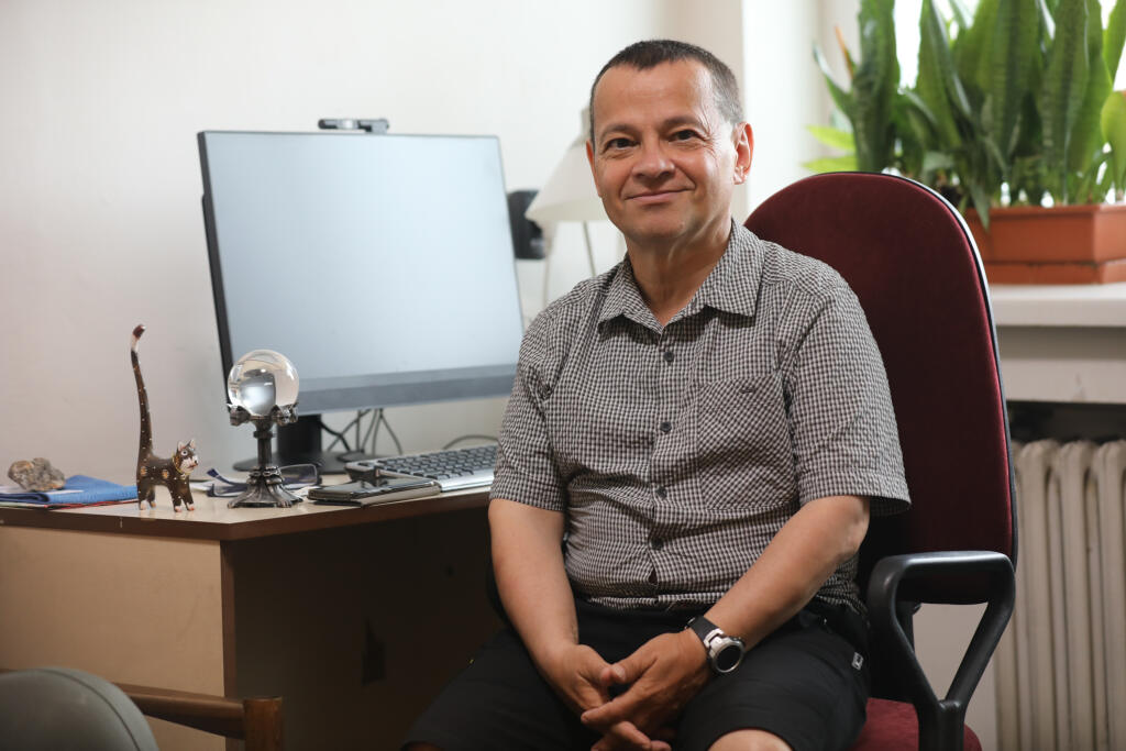Na pracovnom stole má síce sklenú guľu aj čiernu mačku, VLADIMÍR BALÁŽ je však predovšetkým realista a prognostik.
