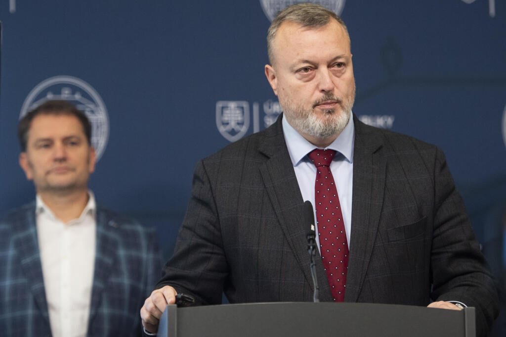Na snímke sprava minister práce, sociálnych vecí a rodiny SR Milan Krajniak (Sme rodina), podpredseda vlády a minister financií SR Igor Matovič (OĽaNO) počas tlačovej konferencie po tom, čo vláda SR schválila štátny rozpočet v Bratislave v piatok 14. októbra 2022. FOTO TASR - Martin Baumann