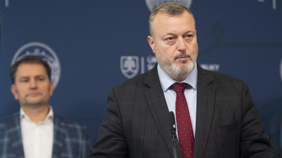 Na snímke sprava minister práce, sociálnych vecí a rodiny SR Milan Krajniak (Sme rodina), podpredseda vlády a minister financií SR Igor Matovič (OĽaNO) počas tlačovej konferencie po tom, čo vláda SR schválila štátny rozpočet v Bratislave v piatok 14. októbra 2022. FOTO TASR - Martin Baumann