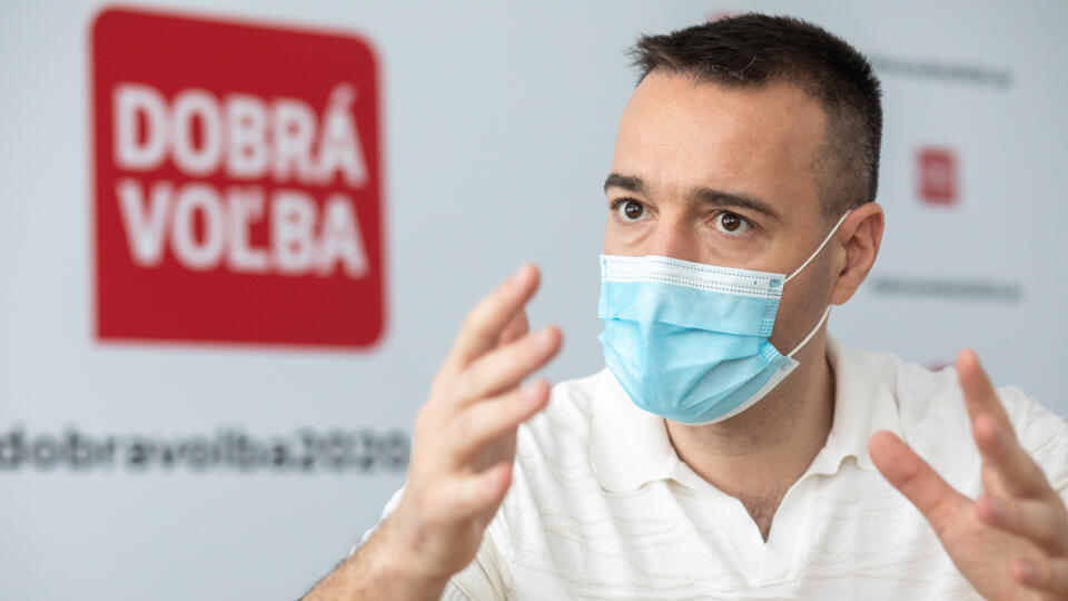 Na fotke je Tomáš Drucker zo strany Dobrá Voľba