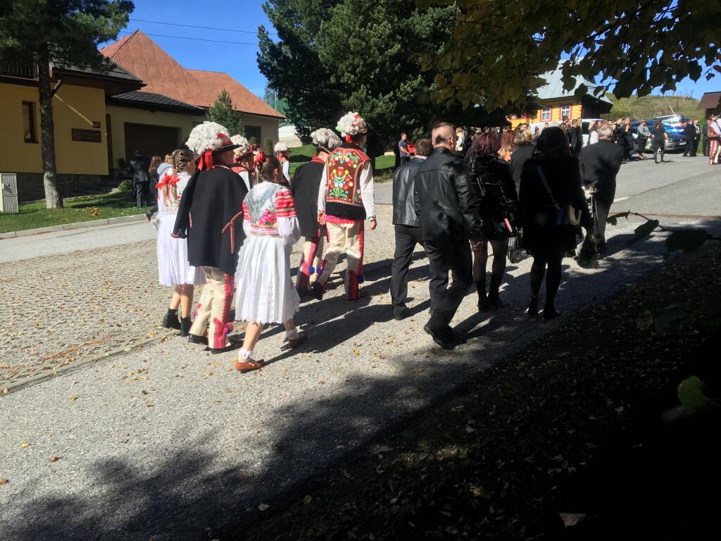 Pohrebu sa zúčastnili stovky ľudí, prišli aj Marekovi spolužiaci z Fakulty telovýchovy a športu UK v Bratislave.