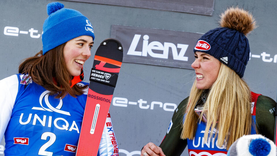 Petra Vlhová a Mikaela Shiffrin v cieli slalomu svetového pohára v rakúskom Lienzi.