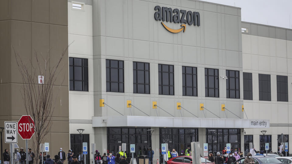 WA 40 New York - Zamestnanci firmy Amazon protestujú proti nedostatočným preventívnym opatreniam proti šíreniu nového koronavírusu v New Yorku v pondelok 30. marca 2020. FOTO TASR/AP
Workers at Amazon's fulfillment center in Staten Island, N.Y., gather outside to protest work conditions in the company's warehouse, Monday March 30, 2020, in New York. Workers say Amazon is not doing enough to to keep workers safe from the spread of COVID-19 and coronavirus. (AP Photo/Bebeto Matthews)