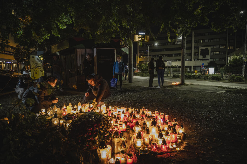 Na snímke pietna sviečková spomienka na bratislavskej autobusovej zastávke Zochova, na ktorej došlo v noci 2.10.2022 k tragickej dopravnej nehode, pri ktorej zahynulo minimálne 5 osôb. Za volantom vozidla, ktoré nehodu spôsobilo, sedel generálny sekretár Deaflympijského výboru Slovenska Dušan Dědeček.