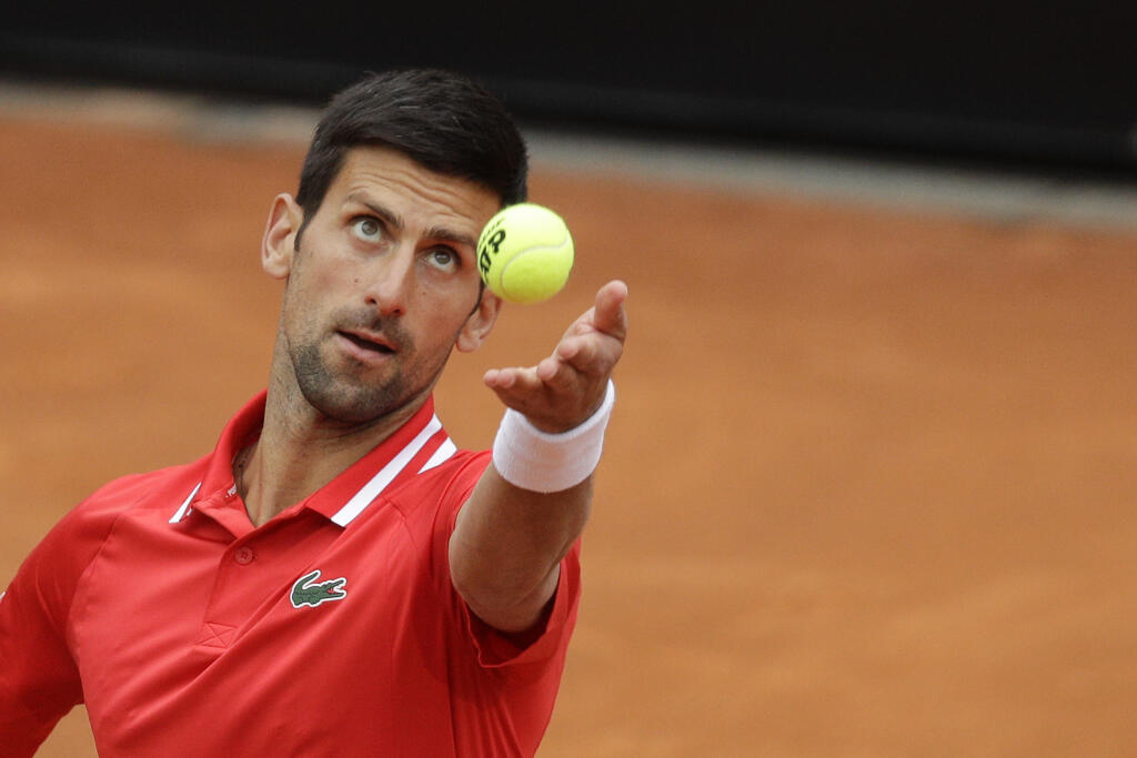 KK78 Rím - Srbský tenista Novak Djokovič podáva na Španiela Rafaela Nadala vo finále mužskej dvojhry na turnaji ATP v Ríme 16. mája 2021. FOTO TASR/AP
Serbia's Novak Djokovic serves the ball to Spain's Rafael Nadal during their final match at the Italian Open tennis tournament, in Rome, Sunday, May 16, 2021. (AP Photo/Gregorio Borgia)